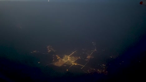 vista aérea de la ciudad asiática en la noche