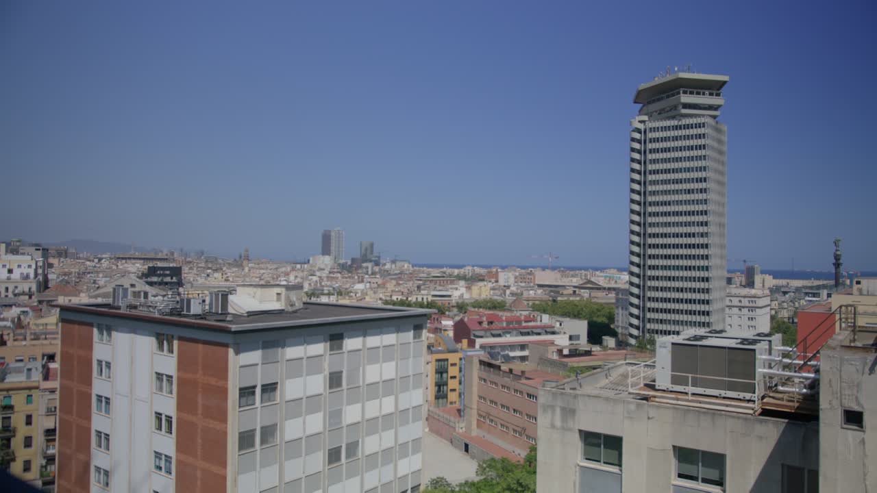vista de la cornisa del edificio, ángulo diferente, vista general de barcelona españa en la madrugada mientras los pájaros vuelan a lo largo del horizonte de la ciudad en 6k