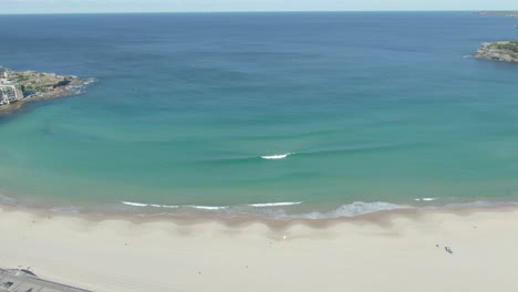 Toma-Aérea-De-La-Playa-De-Bondi-En-Un-Día-Soleado-En-Sydney,-Australia