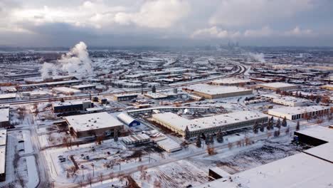 Capturando-La-Belleza-De-Un-Día-De-Invierno-En-Una-Zona-Industrial-Canadiense-Con-Nubes-épicas.