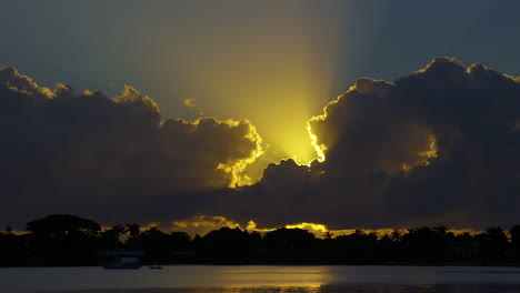 Sol-De-La-Mañana-Que-Emerge-De-La-Brecha-En-Las-Nubes-Temprano-En-La-Mañana-En-El-Sur-De-Florida,-U