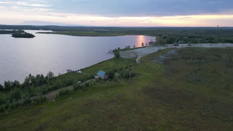 puesta de sol en el lago en alaska