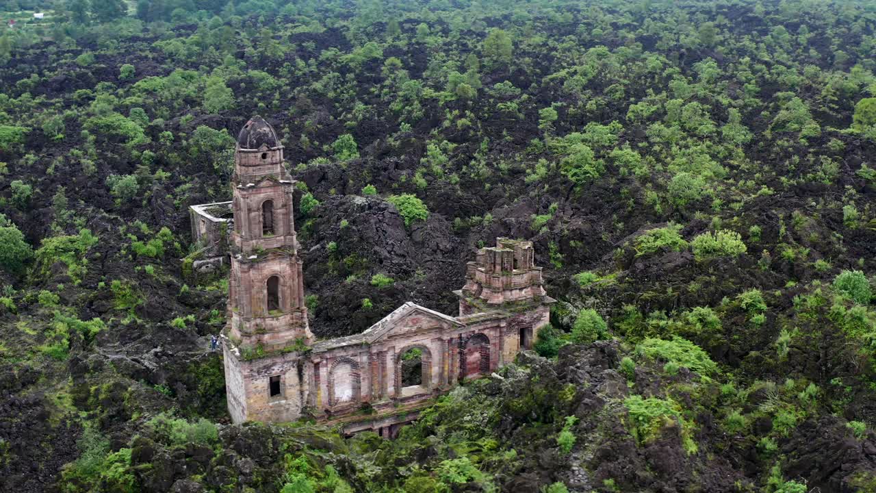 órbita rápida de la iglesia del volcán paricutin en san juan parangaricutiro