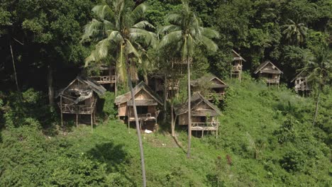 Aerial-ascending-shot-of-empty-Thai-bungalows-no-tourists,-travel-restrictions