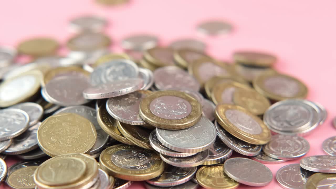 una pila de monedas mixtas de singapur