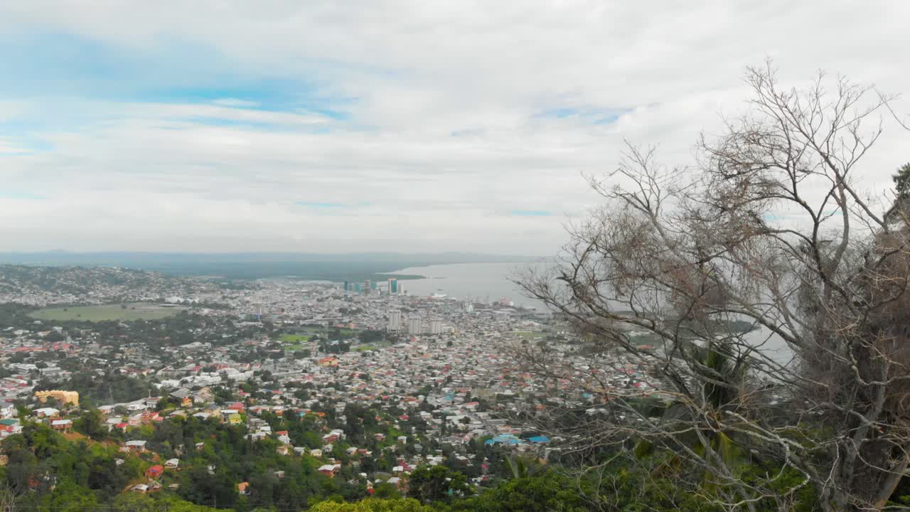 amplia vista de puerto españa y el golfo de paria desde fort george en trinidad