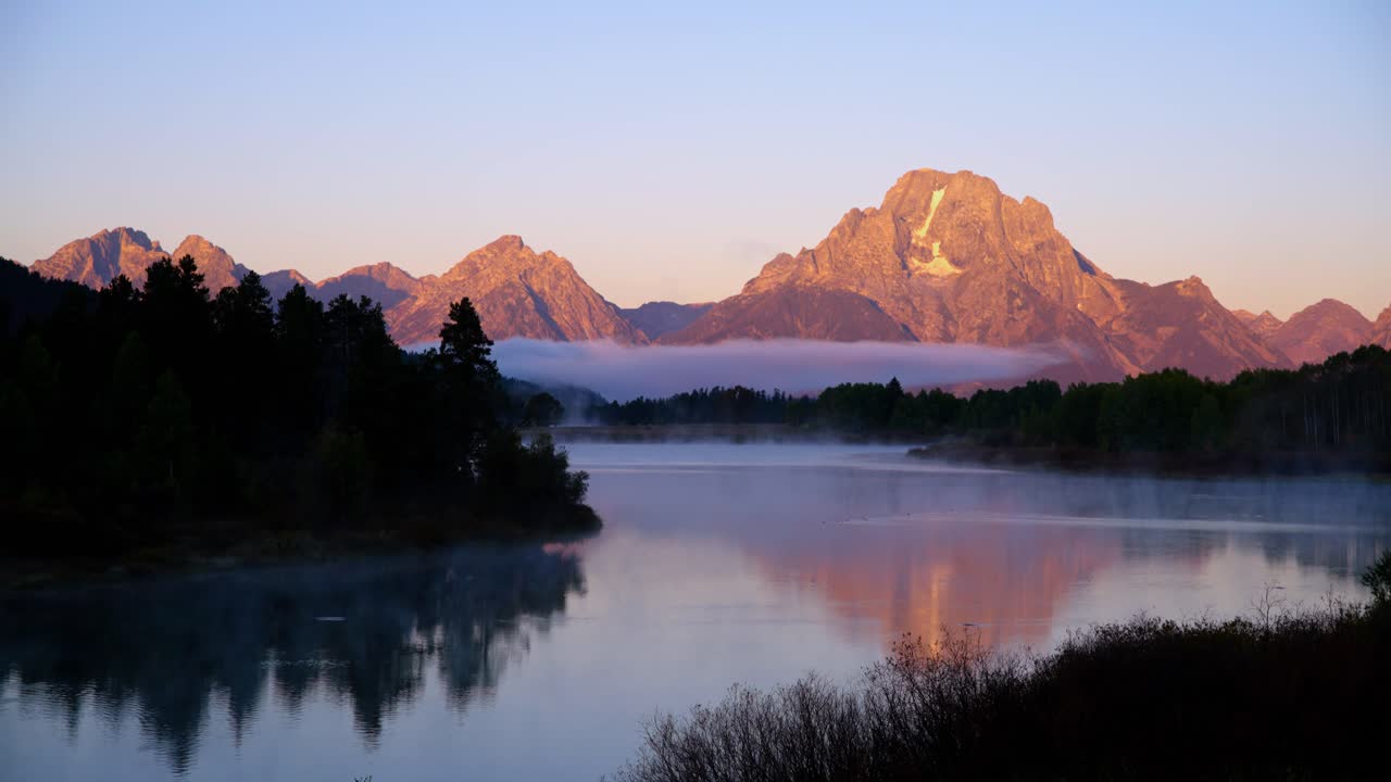 Brilho alpino ao nascer do sol em Oxbow Bend no Parque Nacional Grand Teton, Wyoming