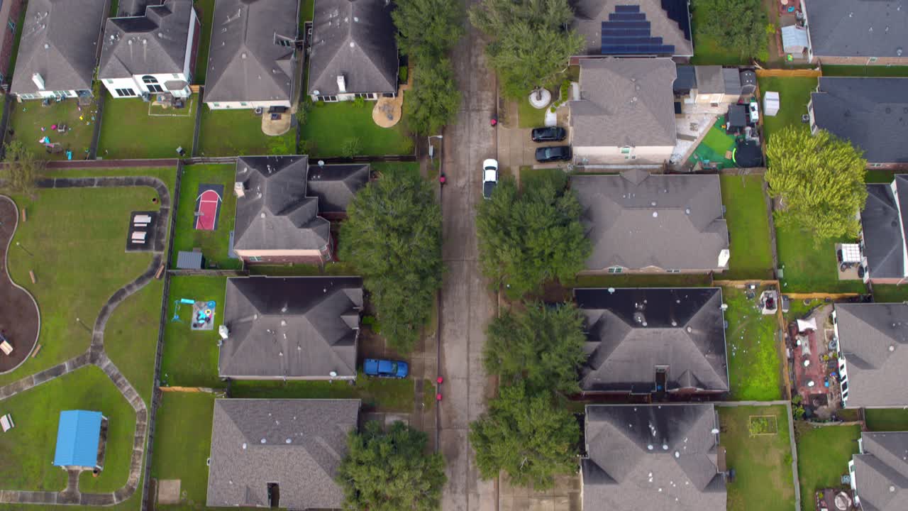 высокоугольный вид дронов на пригородные дома в сахарной земле, техас