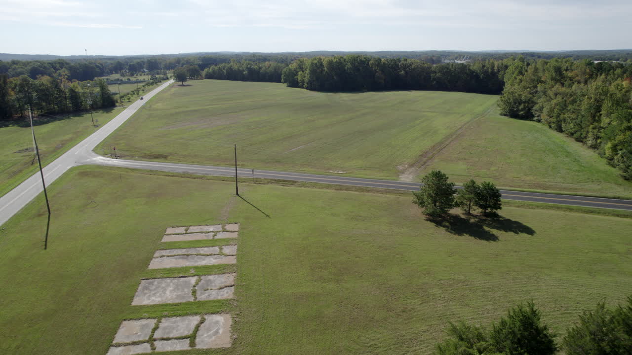 exuberante campo verde, mañana de verano, campo, espacio abierto, prado