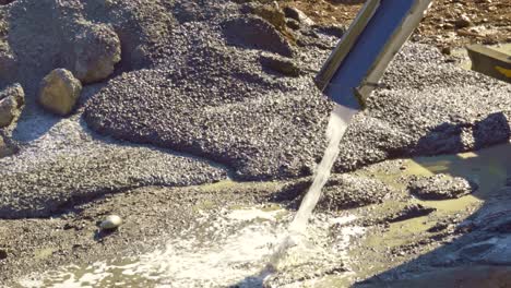 primer plano del agua y el hormigón de la mezcladora de hormigón