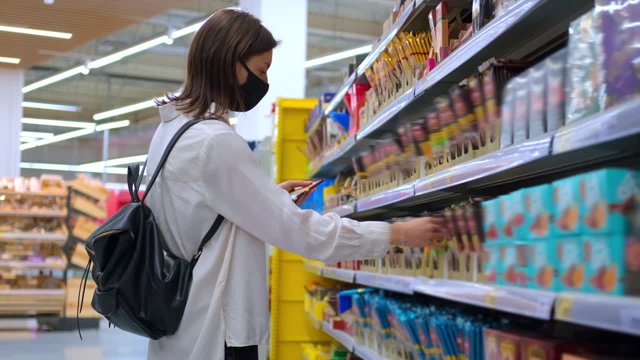 mujer comprando comida en una tienda de comestibles