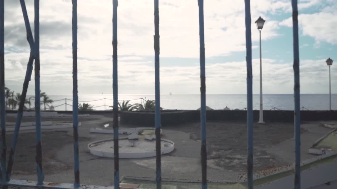 Campo de golf abandonado con vista al mar