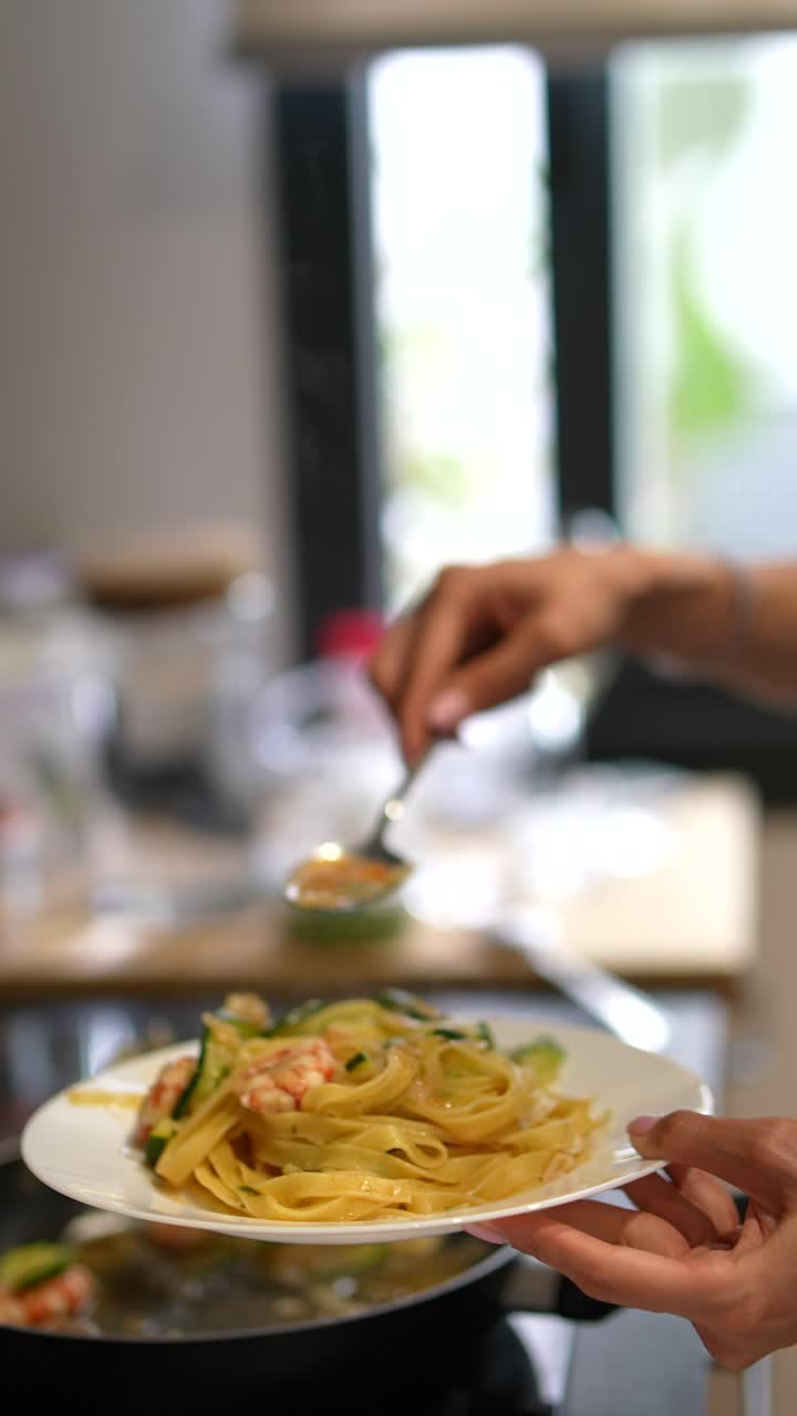 Preparazione di deliziosa pasta con gamberi e zucchine