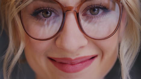 la mujer sonriendo cara de cerca