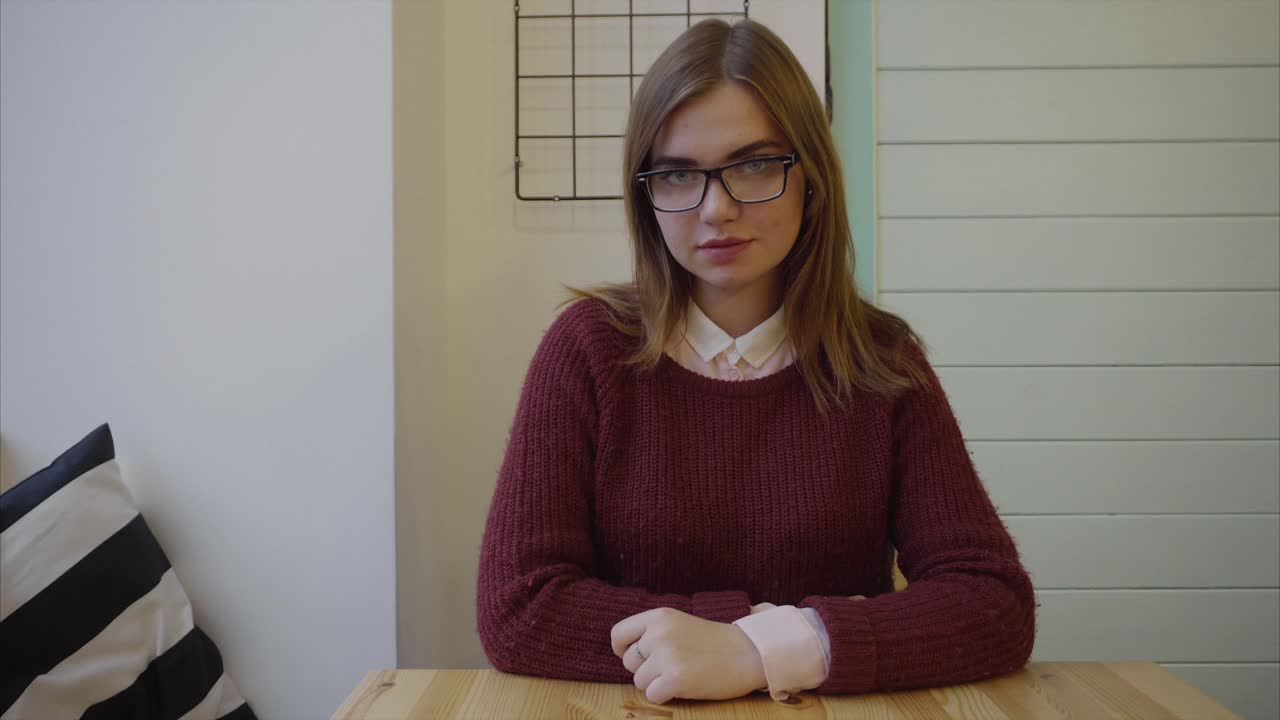 mujer joven, sentado, en, un, café