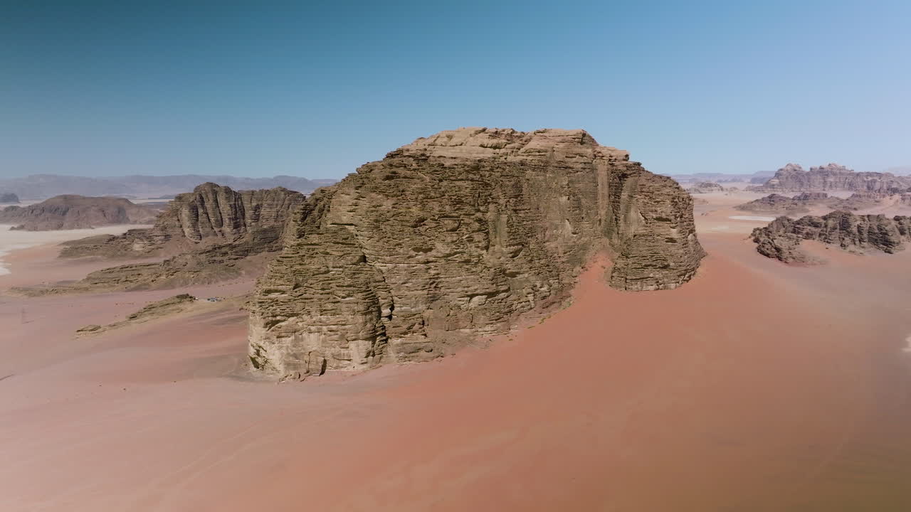 Montagna aspra nel deserto del Wadi Rum nella Giordania meridionale