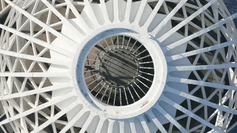 vista aérea de una estructura esférica blanca