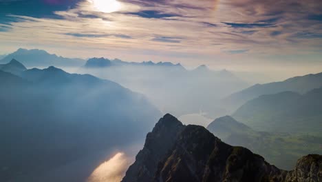 Hiperlapso-De-Neblina-De-Rápido-Movimiento-En-Los-Alpes-Suizos