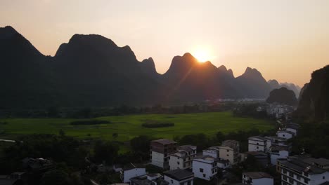 Impresionante-Puesta-De-Sol-Sobre-Los-Picos-De-Las-Montañas-En-Guilin,-Yangshuo,-China---Antena