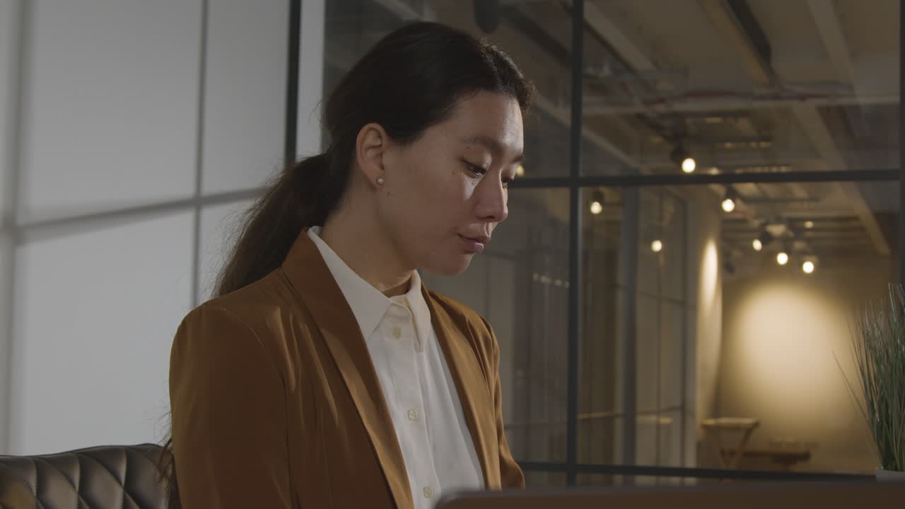 직장 공석에 대한 지원 또는 이력서에 대한 메모를 검토하고 작성하는 사무실의 사업가