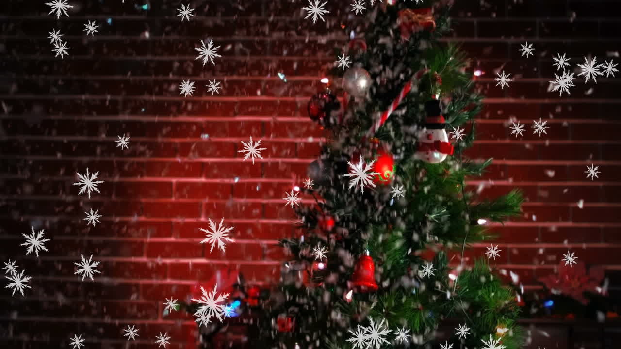 animación del árbol de navidad y la nieve cayendo contra la pared de ladrillo rojo