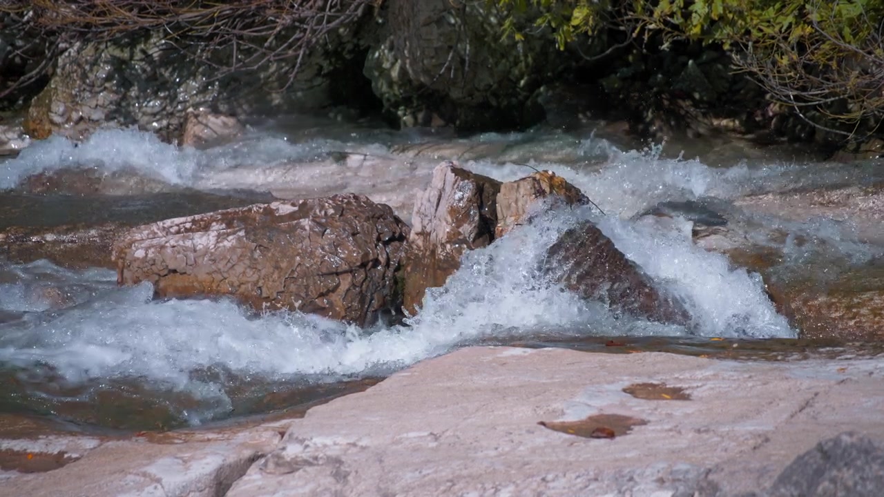 Un ruscello di montagna che scorre tra le rocce