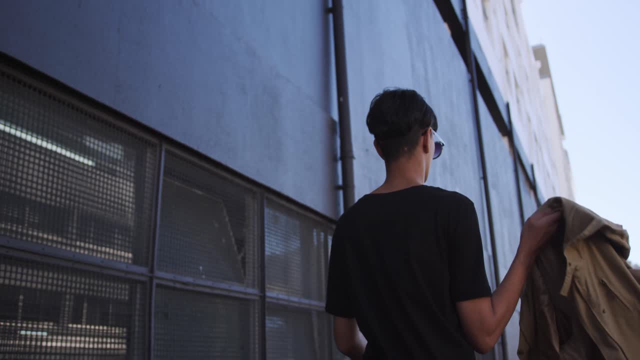 트랜스젠더 성인이 재 ⁇ 을 입고 거리를  ⁇ 고 있습니다.