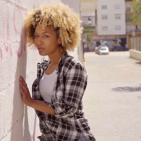 mujer caminando por un muro de piedra