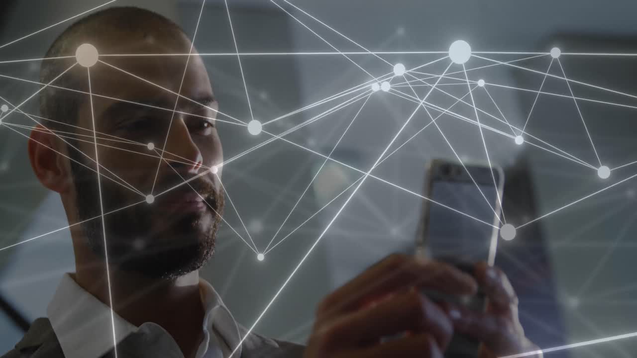 animación de la red de conexiones a través de un empresario caucásico que usa un teléfono inteligente