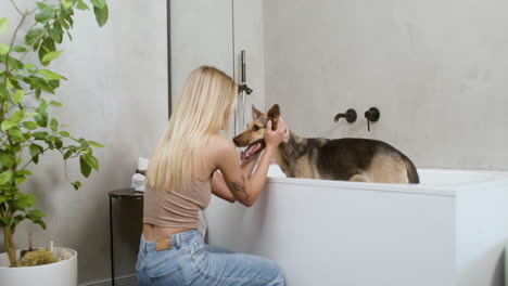 Frau-Und-Hund-Im-Badezimmer