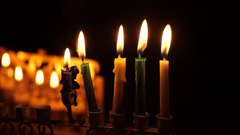 Cuatro-Velas-Y-La-Vela-Shamash-Encendida-En-La-Menorá-Durante-El-Hanukkah-Judío