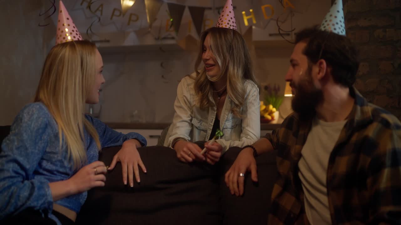 친구 들 이 집 에서 생일 파티 를 열고 있다