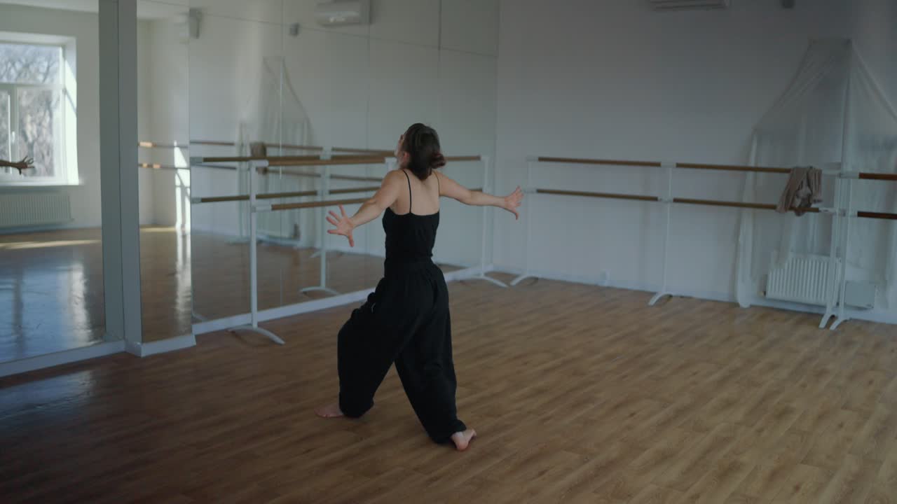 스튜디오에서 춤을 추는 여자