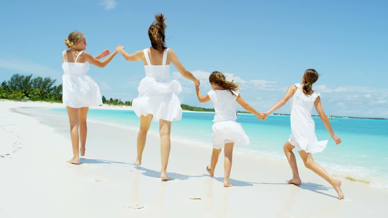 카리브해 해변에 있는 백인 어머니와 딸들