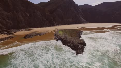 Surfistas-Que-Van-A-Un-Lugar-Secreto-Para-Surfear-En-El-Algarve,-Portugal