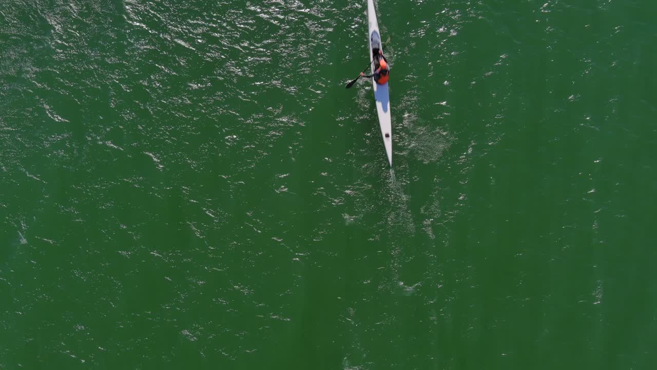 vista de pájaro de una persona en kayak en la playa de la laguna en ciudad del cabo sudáfrica