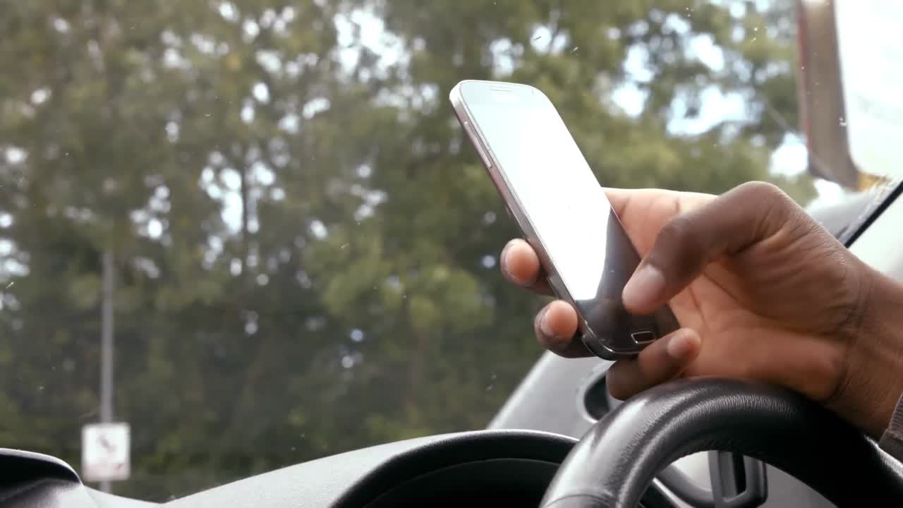 la mano del hombre usando el teléfono inteligente