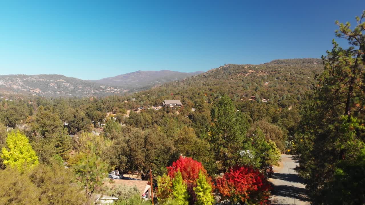 산간 지역의 전력선 위로 공중 촬영