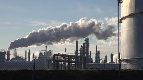 Smokestacks-belch-pollution-into-the-sky-1