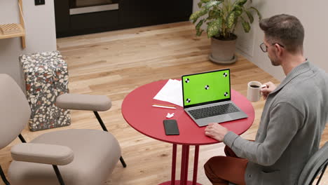hombre con computadora portátil de pantalla verde