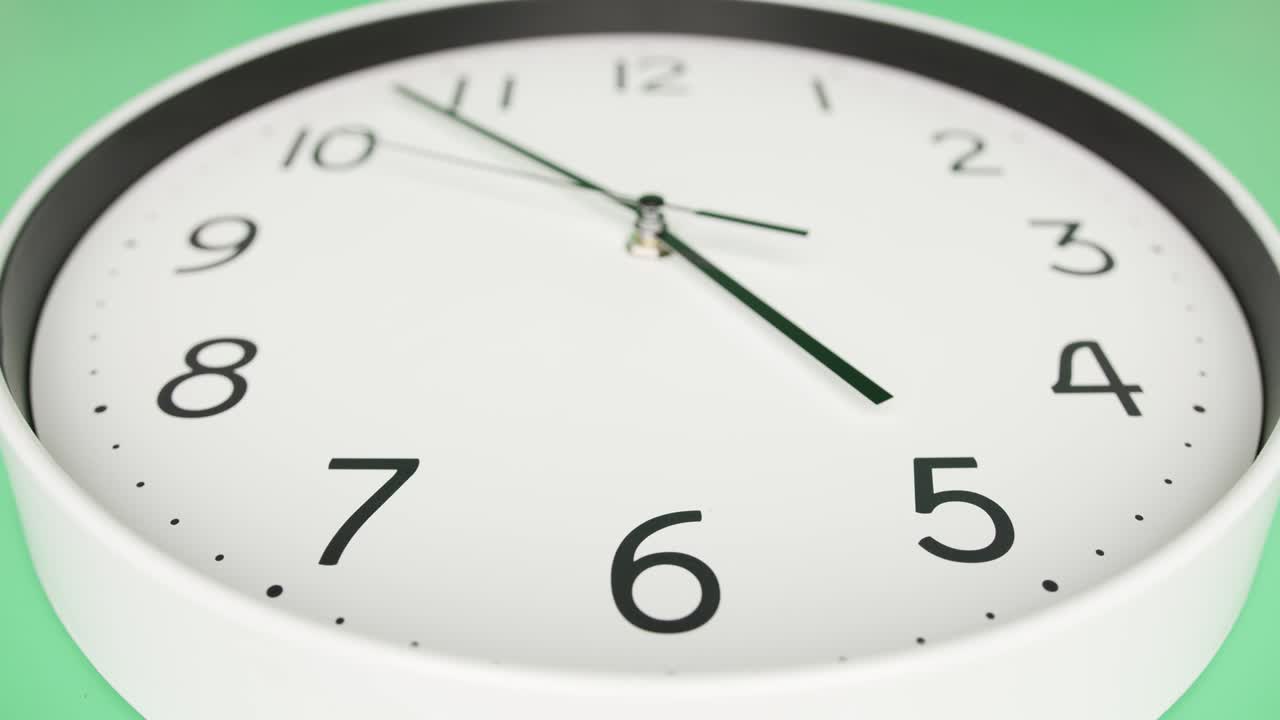 Time lapse, primo piano, l'orologio da parete bianco mostra il tempo che scorre