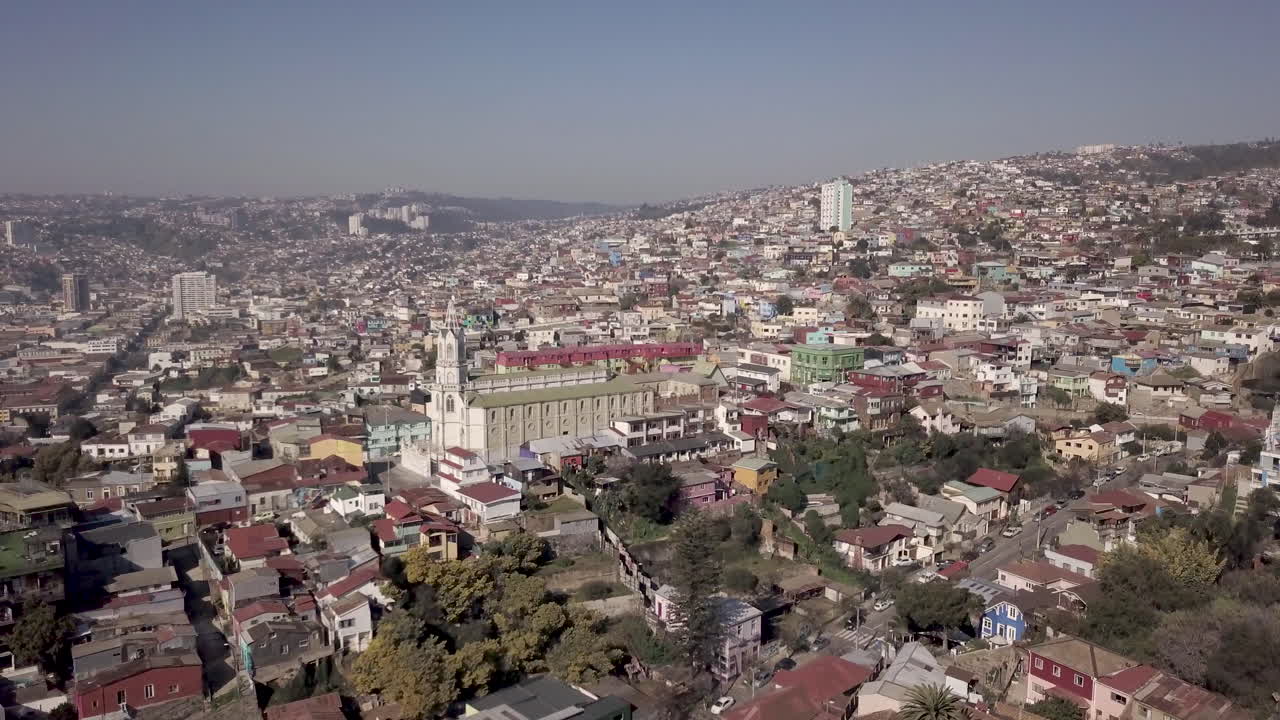 drone aéreo en las colinas de valparaíso, chile