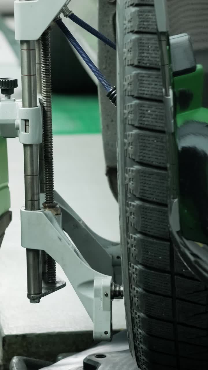 Pneu de carro girando em máquina de balanceamento em serviço automotivo