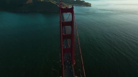 Volando-Sobre-El-Famoso-Puente-Golden-Gate-Con-Tráfico-Al-Amanecer-En-California,-EE.UU.