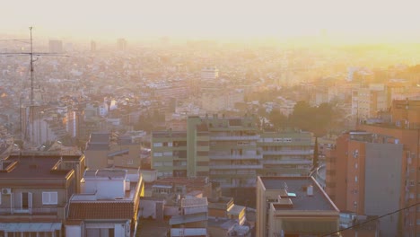 Handaufnahme-Des-Sonnenuntergangs-Und-Des-Nebligen-Himmels-Eines-Kleinen-Dorfes-Am-Hang-Von-Barcelona