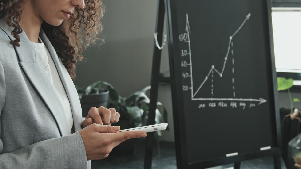 Forretningskvinde med digital tablet i moderne kontor