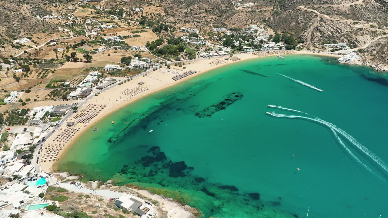 vista aérea de los deportes acuáticos en la playa de mylopotas en la isla de ios, grecia