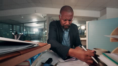 café, noite e contabilista a trabalhar na papelada