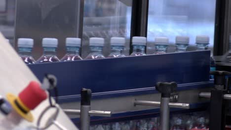 nuevas botellas de plástico en la cinta transportadora de una planta de agua potable