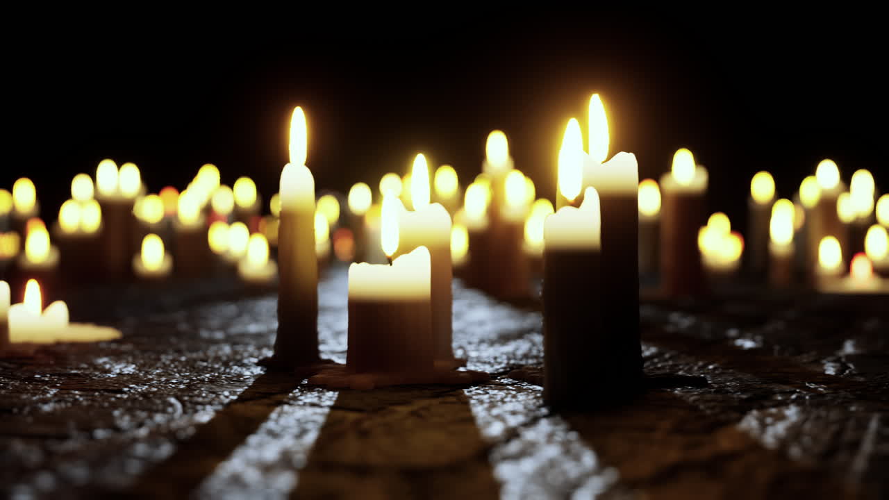 velas ardiendo en la oscuridad